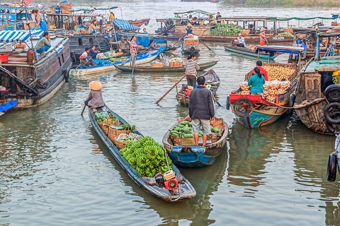 Phung Hiep floating Market